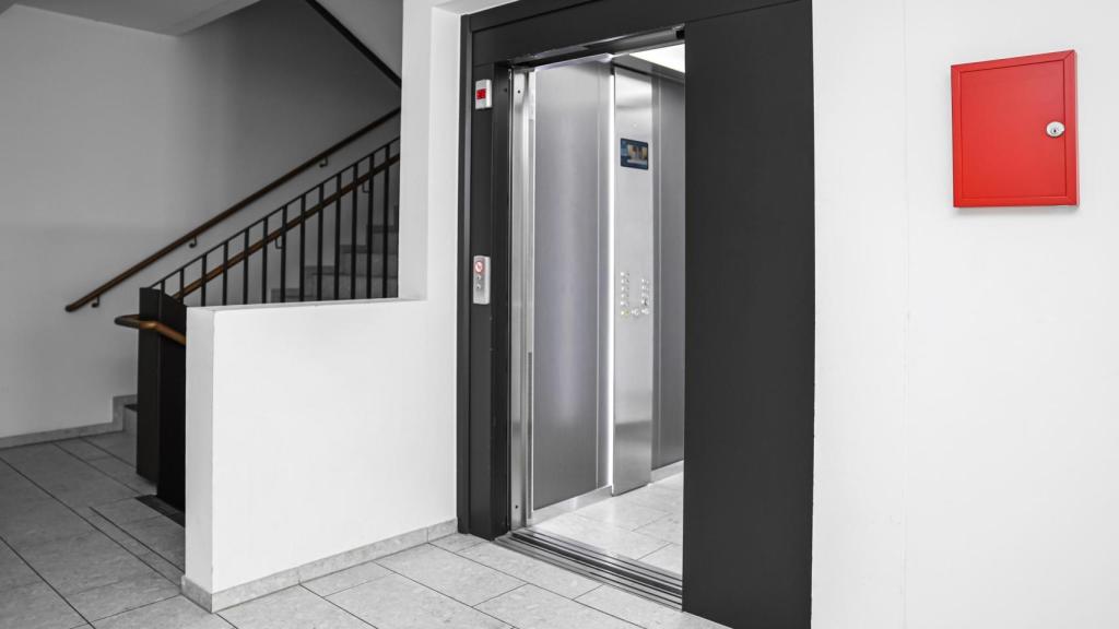 Un ascensor en un edificio residencial