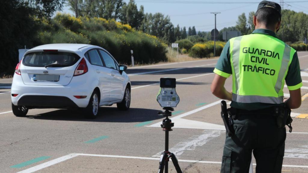 Guardia Civil en un control de velocidad en carretera.