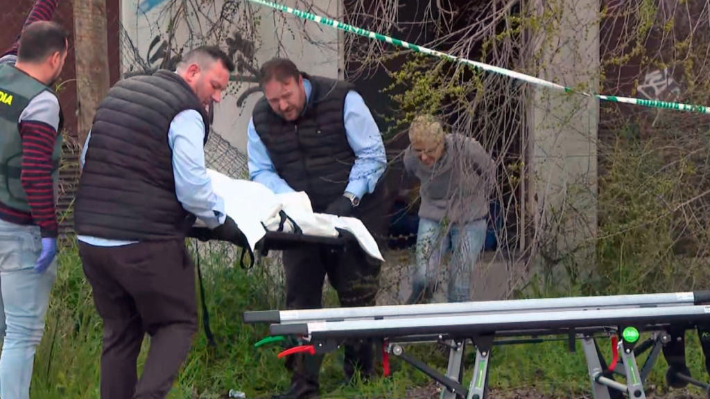 La Guardia Civil trasladando los restos humanos de Valdemoro.