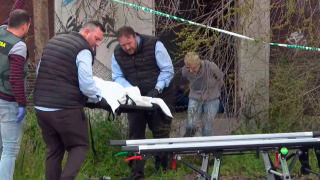 La Guardia Civil trasladando los restos humanos de Valdemoro.