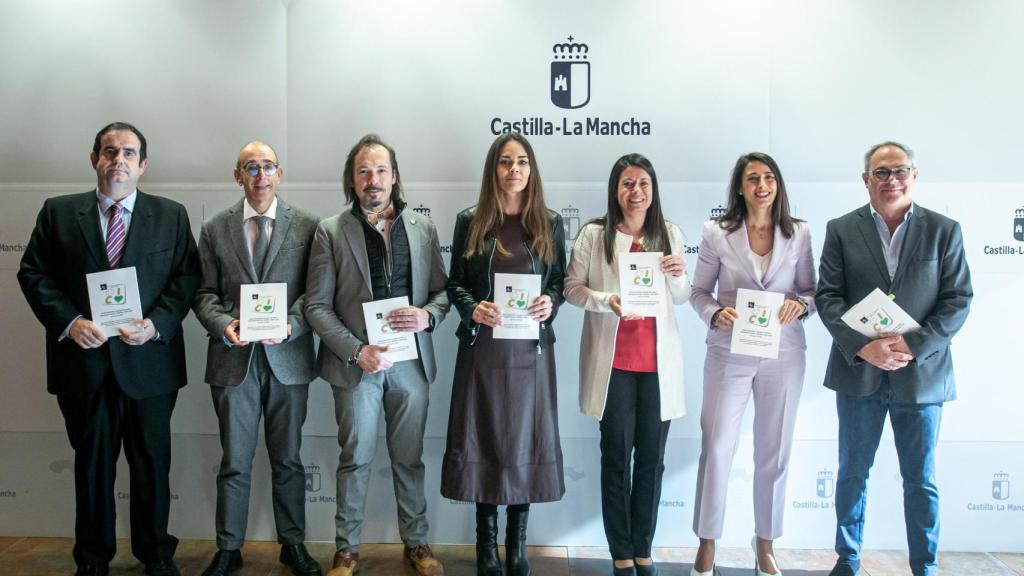 Autoridades y redactores del informe.