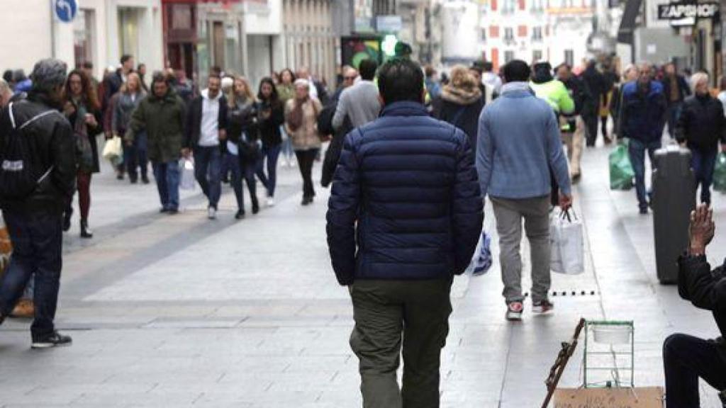 Personas andando por la calle Preciados de Madrid.