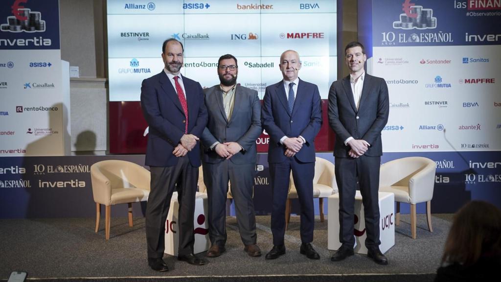 Ignacio Dolz de Espejo, director de Soluciones de Inversión de Mutuactivos; Rubén Esdudero, redactor de Invertia; Ángel Olea, socio y director de Inversiones de Abante; y Rodrigo Utrera, deputy director del Máster en Bolsa y Mercados Financieros del Instituto durante el V Observatorio de las Finanzas organizado por EL ESPAÑOL e Invertia.