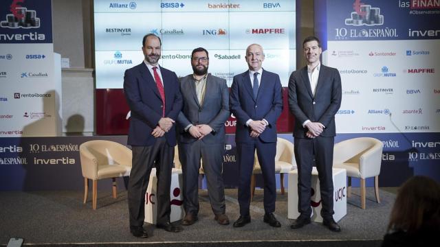 Ignacio Dolz de Espejo, director de Soluciones de Inversión de Mutuactivos; Rubén Esdudero, redactor de Invertia; Ángel Olea, socio y director de Inversiones de Abante; y Rodrigo Utrera, deputy director del Máster en Bolsa y Mercados Financieros del Instituto durante el V Observatorio de las Finanzas organizado por EL ESPAÑOL e Invertia.