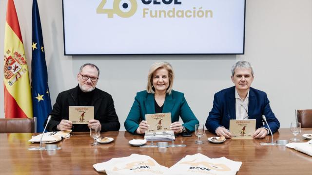 El ilustrador y humorista gráfico, José María Nieto; la presidenta de la Fundación CEOE, Fátima Báñez; y el director general de Siena Educación, José María de Moya, durante la presentación de las actividades organizadas para celebrar el 40 aniversario de la CEOE.