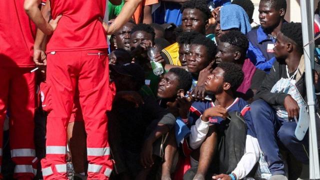 Los migrantes se reúnen en el hotspot, un centro de recepción para migrantes, antes de la visita de la presidenta de la Comisión Europea, Ursula von der Leyen, en septiembre de 2023.