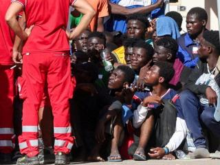 Los migrantes se reúnen en el hotspot, un centro de recepción para migrantes, antes de la visita de la presidenta de la Comisión Europea, Ursula von der Leyen, en septiembre de 2023.