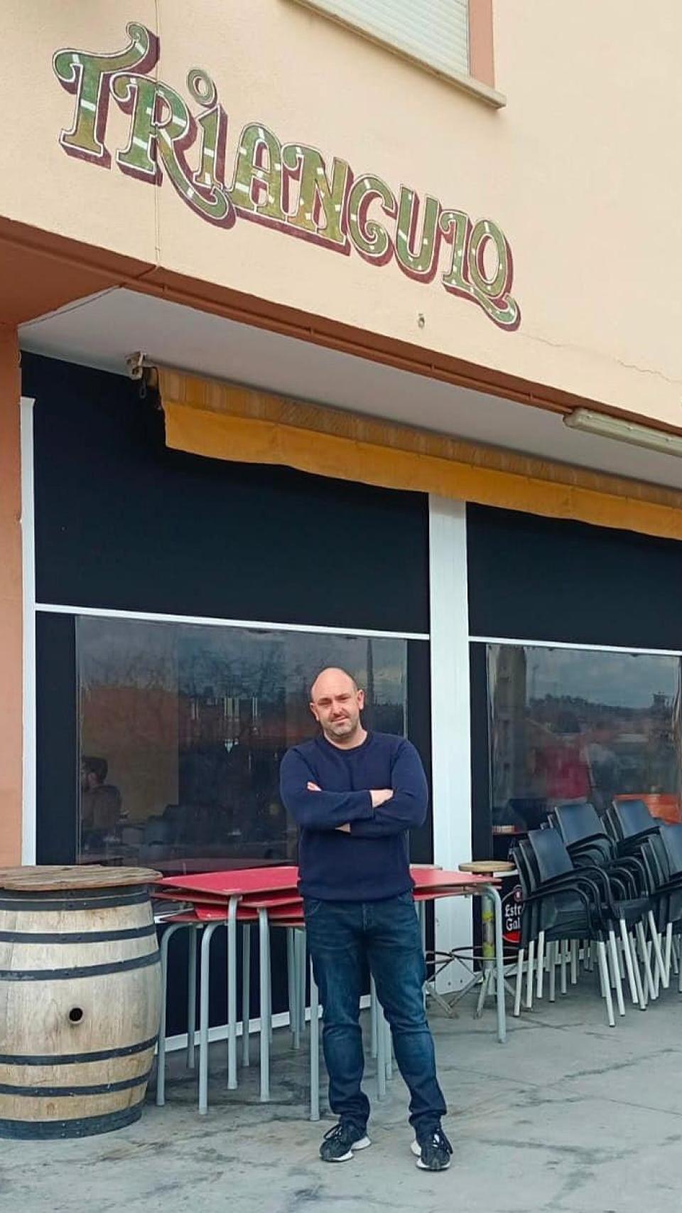 Javier a la entrada del bar