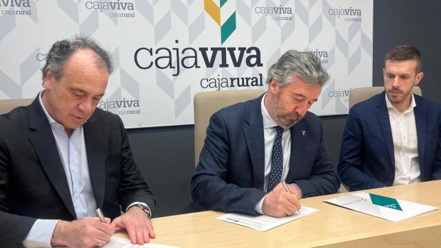 Firma del convenio entre Fundación Caja Rural de Burgos y el Club Deportivo Balonmano Burgos