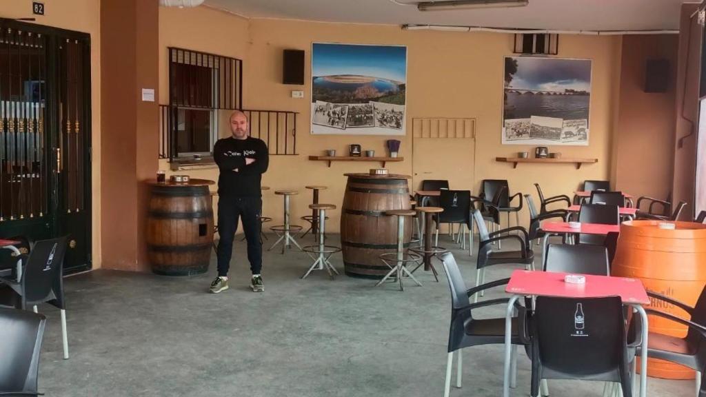 Javier en la terraza del Bar Triángulo de Castronuño