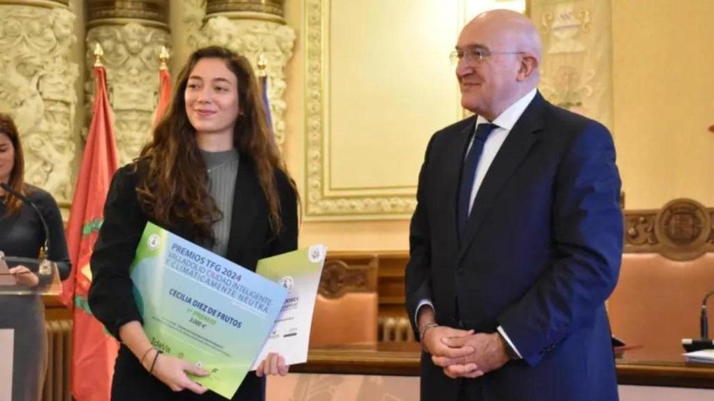 Cecilia recibiendo el premio de manos de Jesús Julio Carnero, alcalde de Valladolid