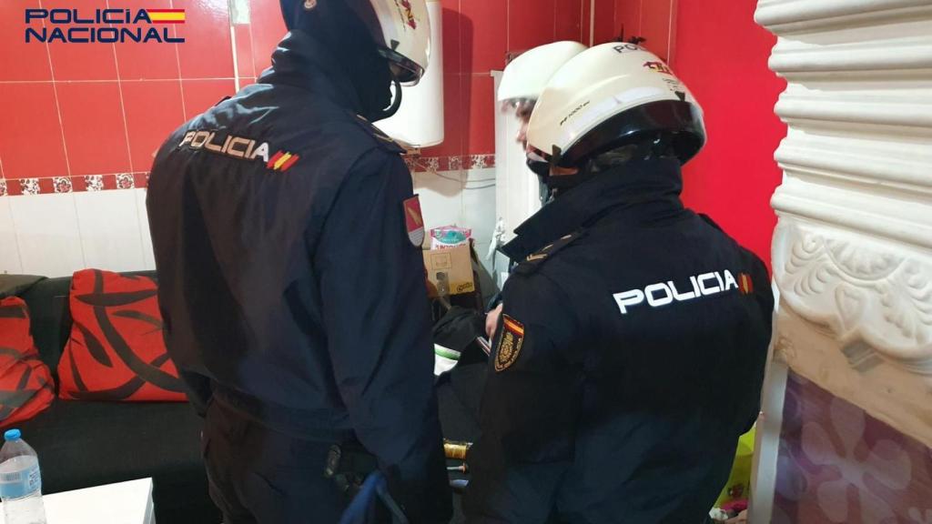 Agentes de Policía Nacional desmantelan un punto de droga en Coria del Río.