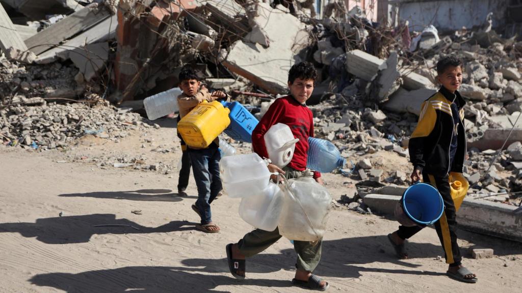Los palestinos huyen de sus hogares después de que el ejército israelí emitiera órdenes de evacuación para varios barrios, tras los fuertes ataques israelíes, en Beit Hanoun.