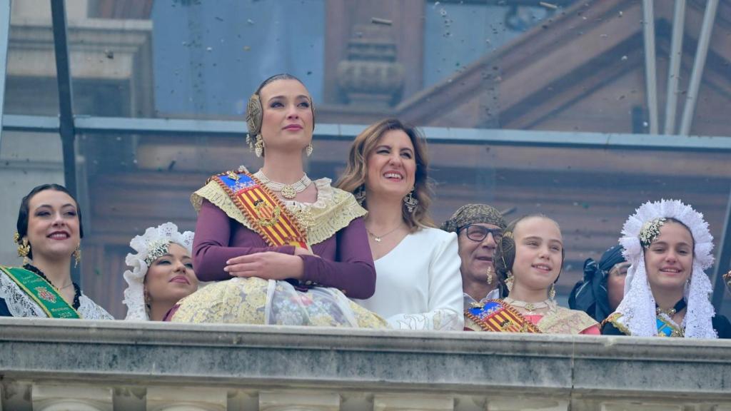 Berta Peiró y Lucía García junto a María José Catalá en una 'mascletà'. Ayuntamiento de Valencia
