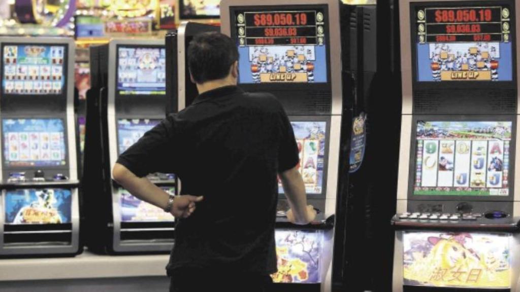 Imagen de archivo de un joven jugando en un salón de juegos.