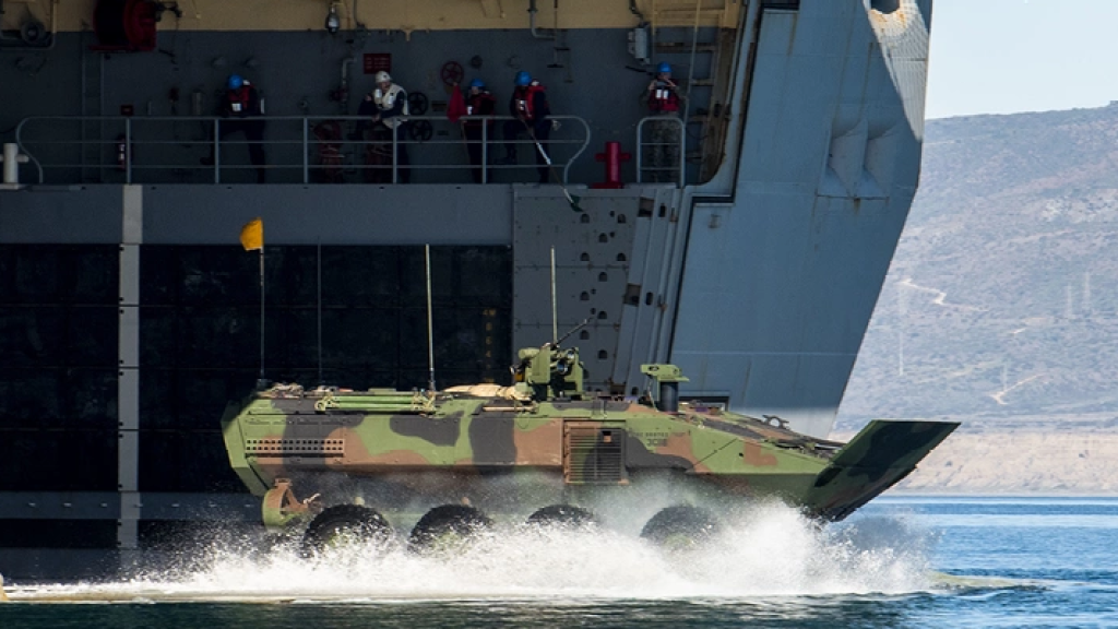 Desembarco de un ACV, el vehículo tripulado que tendrá la Infantería de Marina española