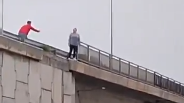 Sergio ayudó a la mujer.