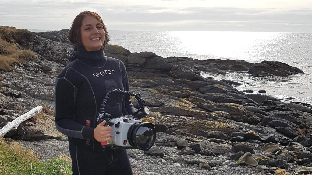La bióloga chilena Catalina Velasco posa frente a la costa.