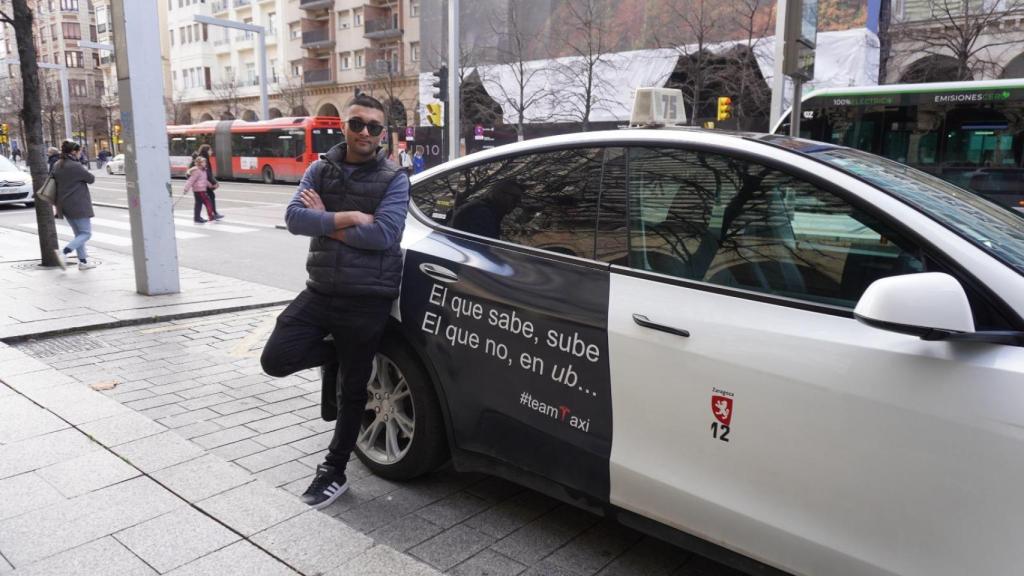 Suly, taxista local, junto a su vehículo con el mensaje contra las VTC.