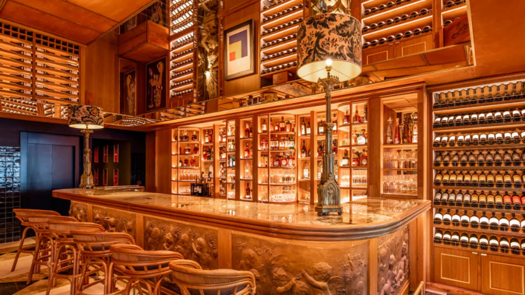 Interior de The Library Wine Boutique, el exclusivo restaurante en el que han cenado Luis Miguel y Paloma Cuevas.