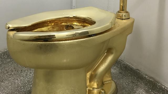 La obra de Maurizio Cattelan. Foto: Wikimedia Commons.