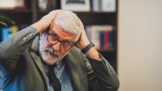 El filósofo, pedagogo y maestro Gregorio Luri, gesticulando durante su entrevista con EL ESPAÑOL.