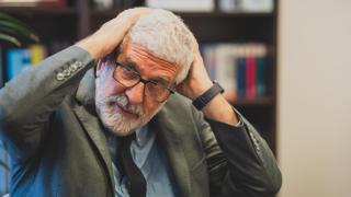 El filósofo, pedagogo y maestro Gregorio Luri, gesticulando durante su entrevista con EL ESPAÑOL.