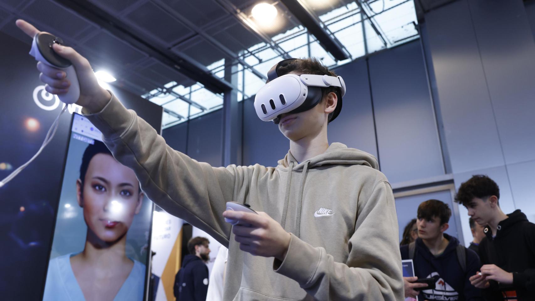 Uno de los jóvenes asistentes prueba las gafas de realidad virtual