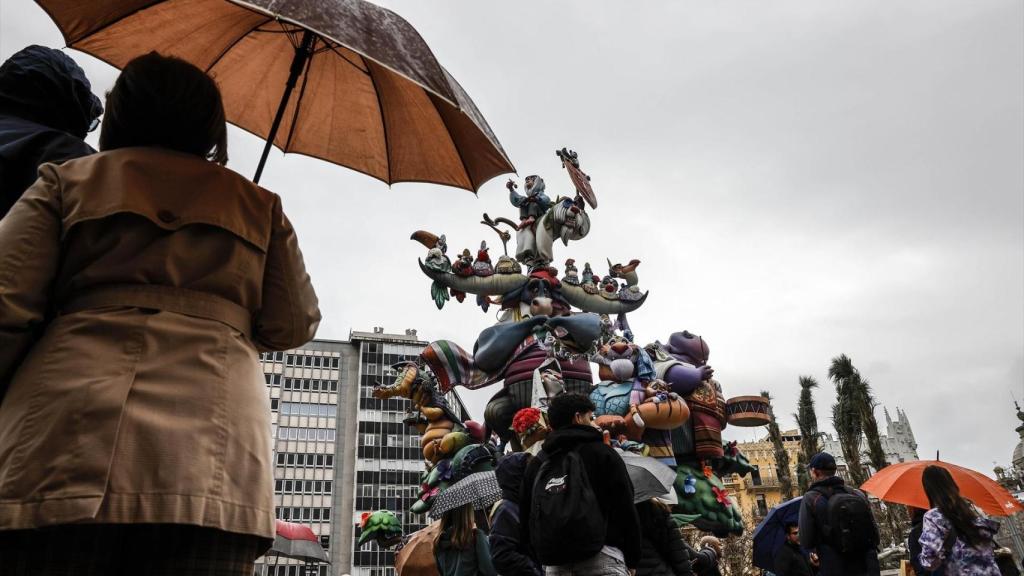 Lluvias en la Plaza del Ayuntamiento. Rober Solsona / Europa Press