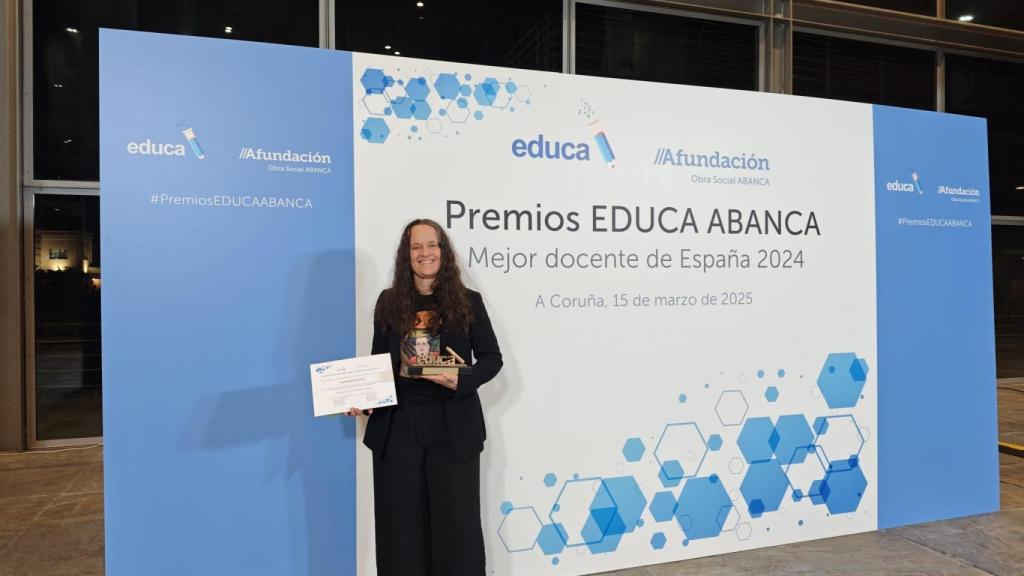 Ingrid Mosquera junto al premio EDUCA ABANCA que le acredita como la mejor profesora en categoría de Universidad