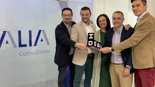 El equipo de Rasmia, con el premio del Concurso IDEA 2023