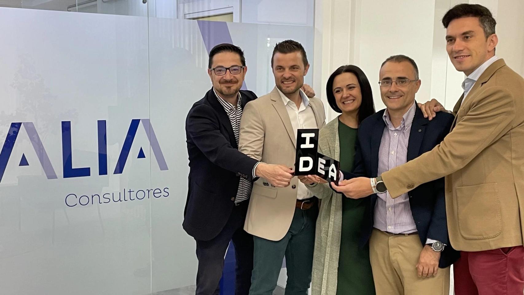 El equipo de Rasmia, con el premio del Concurso IDEA 2023