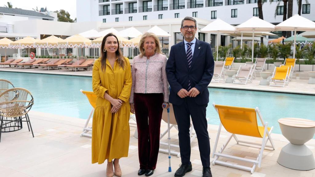 Merry Antoja, Angeles Muñoz y Carlos García en la inauguración oficial de Los Monteros.