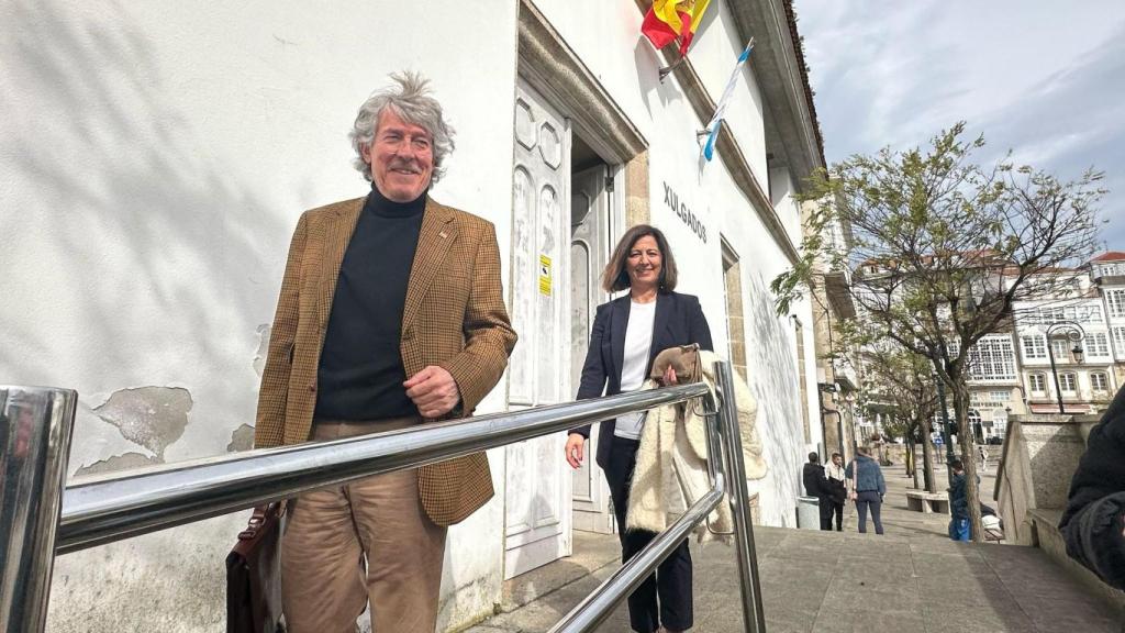 La alcaldesa de Betanzos (A Coruña), María Barral, a la salida del juzgado.