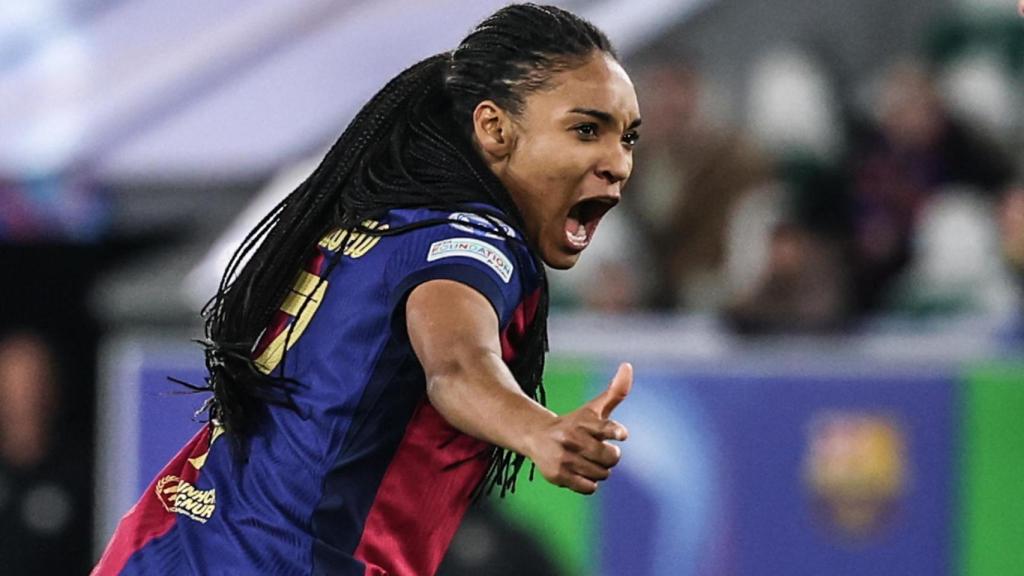 Salma Paralluelo celebra su gol contra el Wolfsburgo.