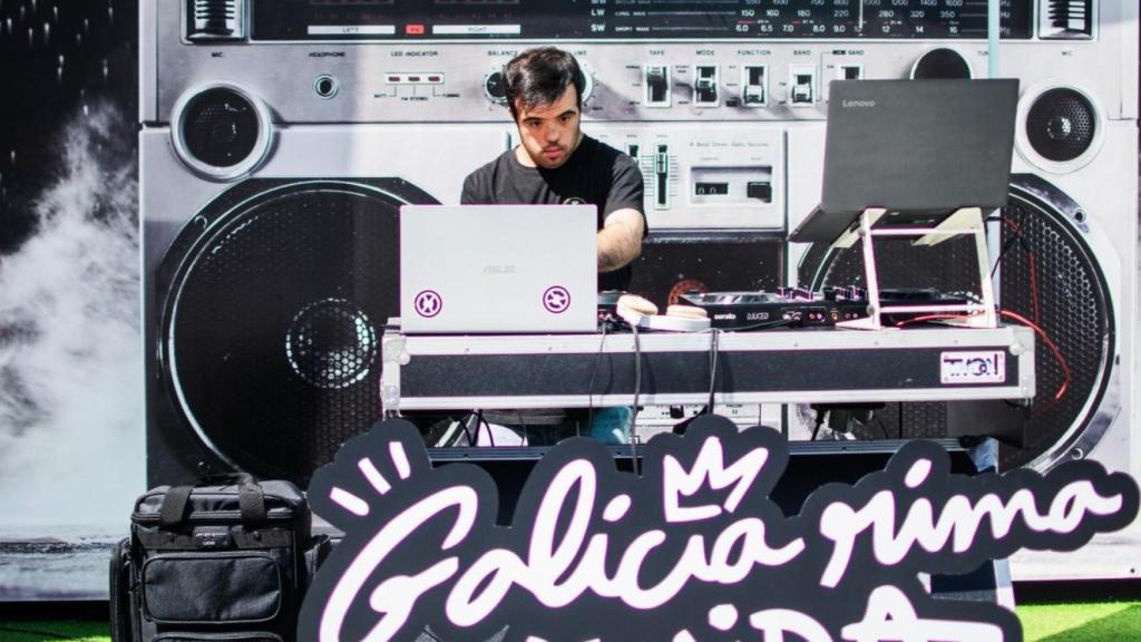 Rey DJ en una actuación.