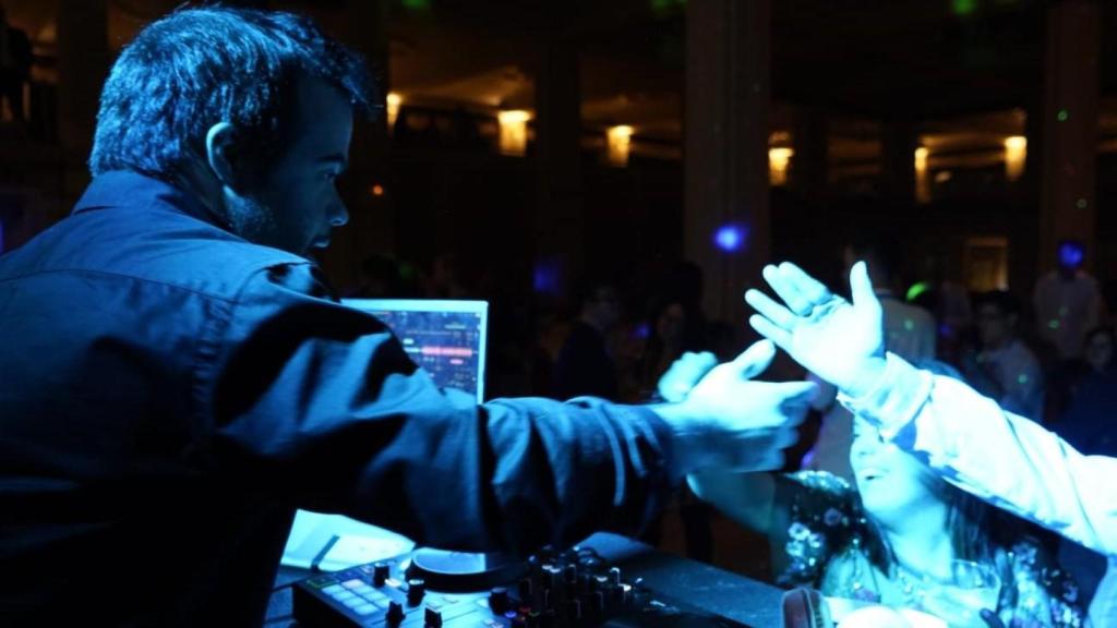 Rey DJ con el público en una de sus actuaciones.