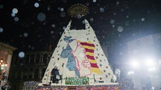 EuropaPress_6589912_vista_trasera_manto_segundo_dia_ofrenda_floral_virgen_desamparados_18_marzo