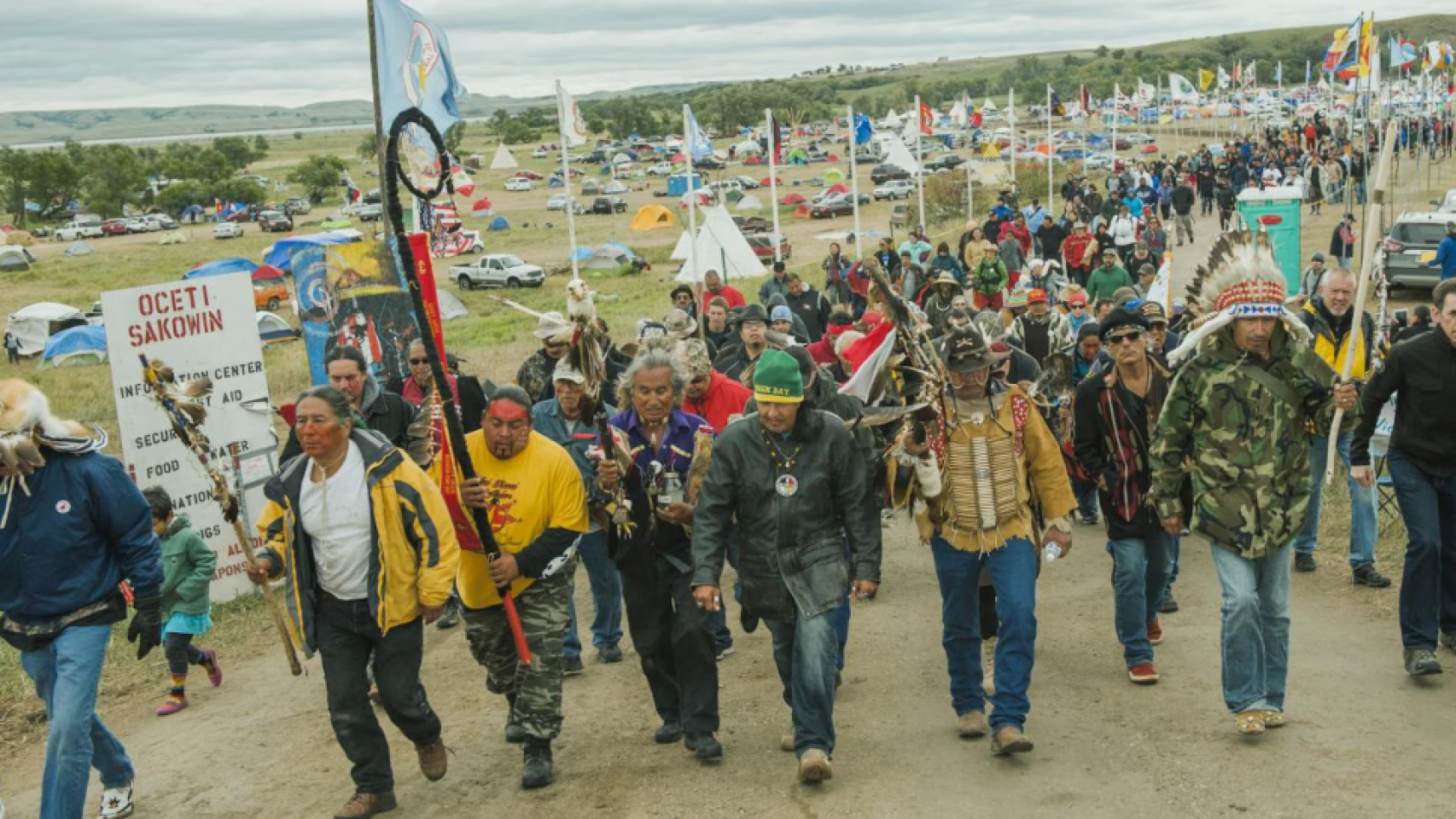Manifestantes sioux protestan contra el oleoducto Dakota Access en Dakota del Norte en 2016.