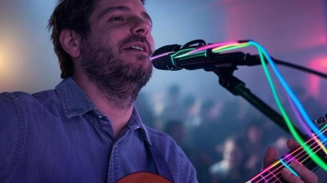 Imagen de archivo. Hombre cantando en un concierto.