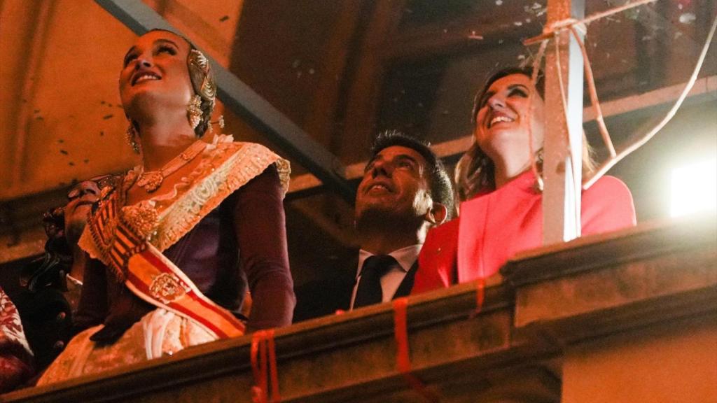 El 'president' de la Generalitat, Carlos Mazón, ha acudido esta noche al Ayuntamiento de Valencia para presenciar la 'Cremà' con la que se pone fin a las Fallas de 2025. Jorge Gil/Europa Press