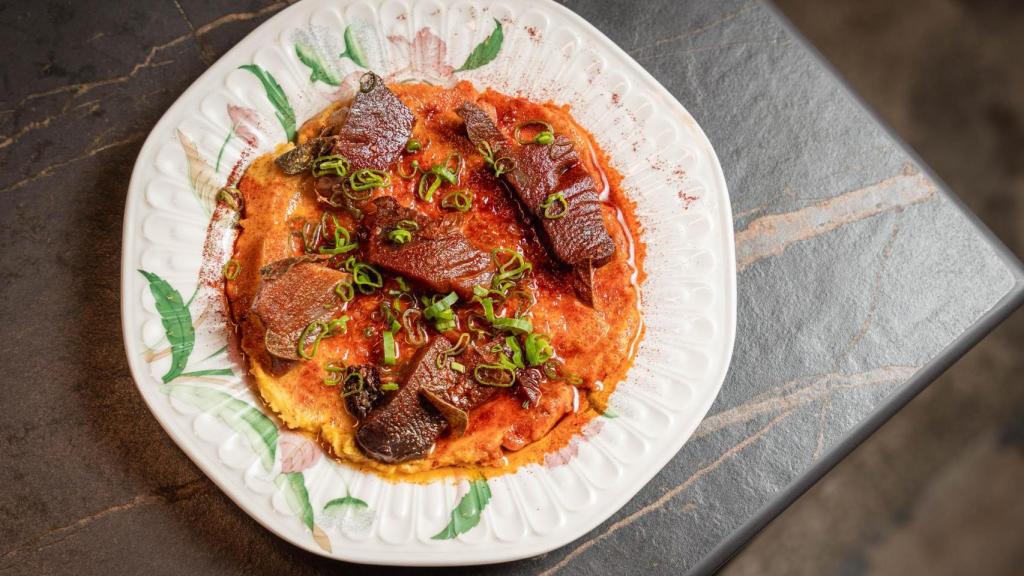 Secreto de atún con verdura marinada y jugo de ‘rostit’.