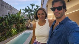 Tamara Falco e Íñigo Onieva en la casa que se hospedan en México. Montaje de Jaleos.