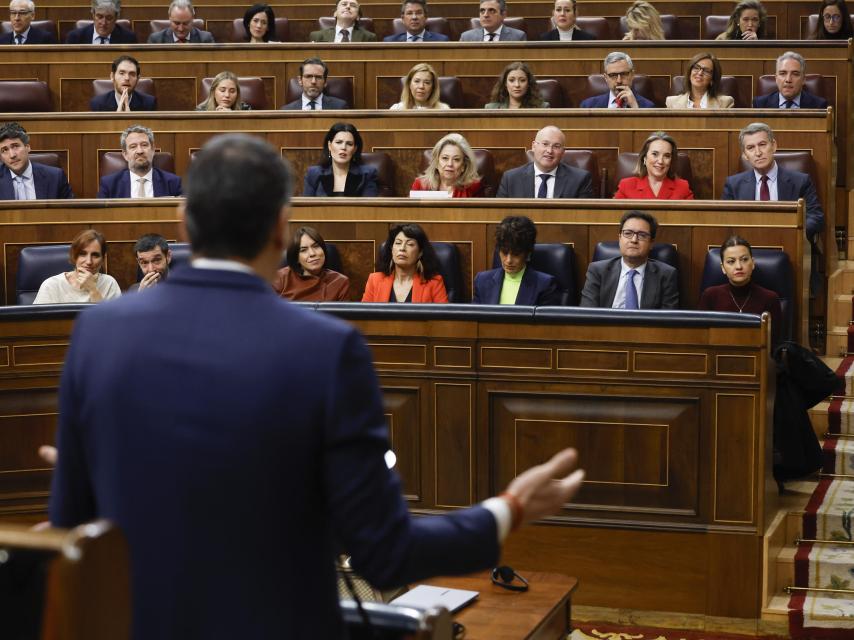 Pedro Sánchez, de espaldas, responde a Alberto Núñez Feijóo, este miércoles en la sesión de control al Gobierno en el Congreso.