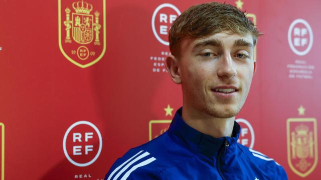 Dean Huijsen posa como jugador de la selección española.
