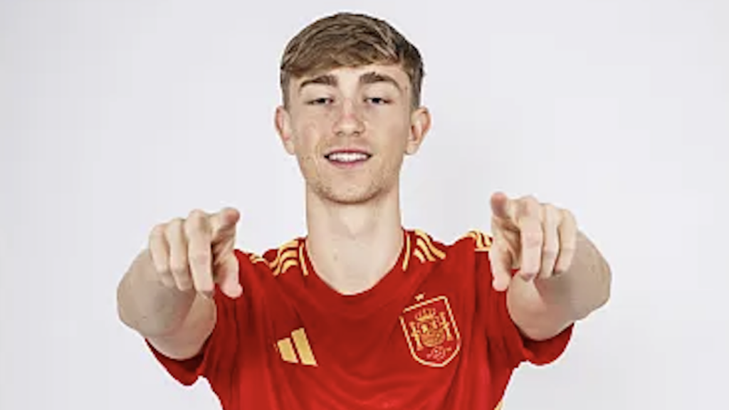 Huijsen en una de sus fotos oficiales de la Selección española