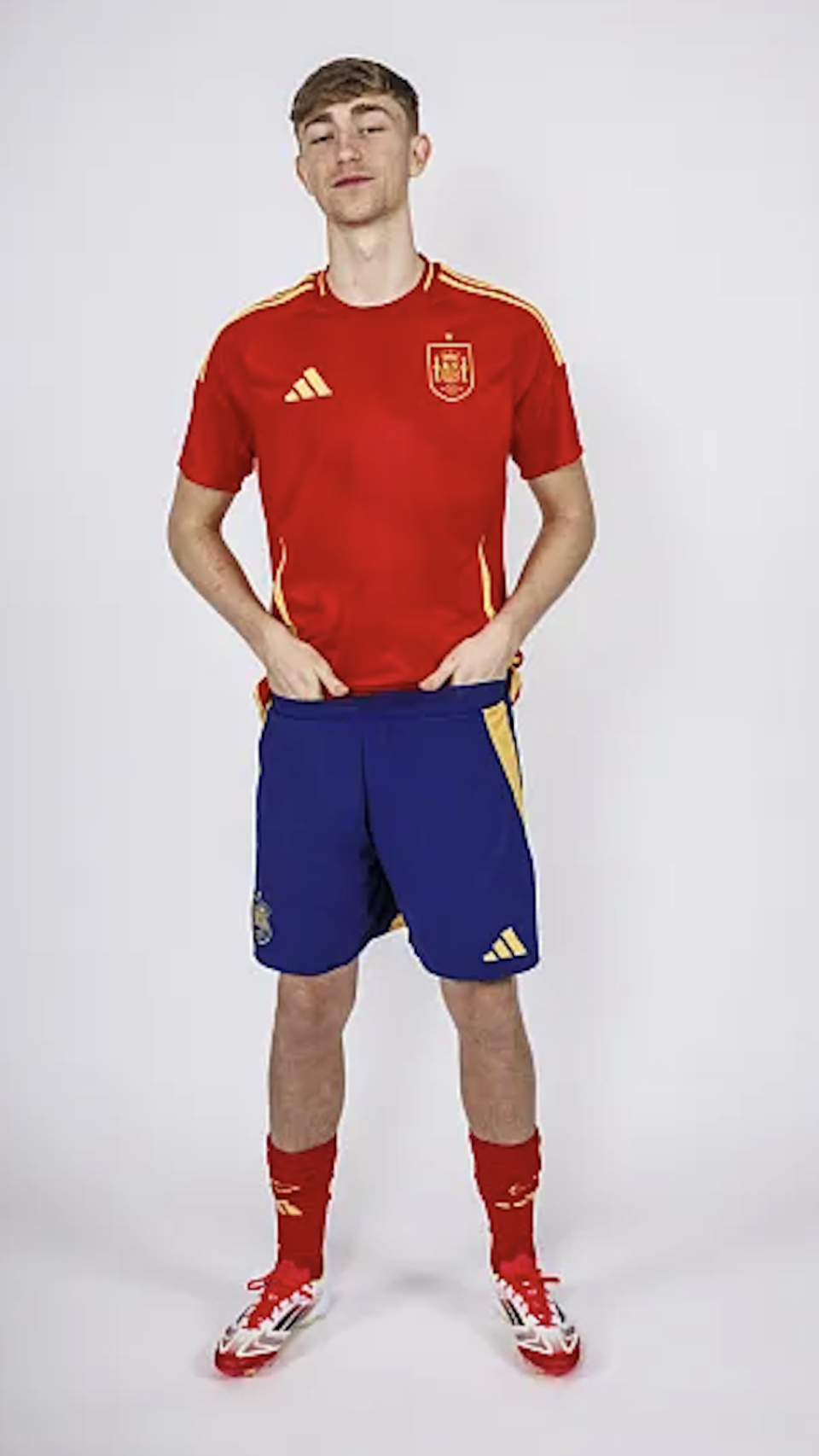 Huijsen posa con su característica forma de celebrar los goles
