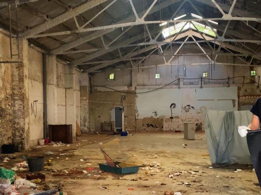 En este estado de suciedad se encontraba la nave cuando Alejandra la alquiló.