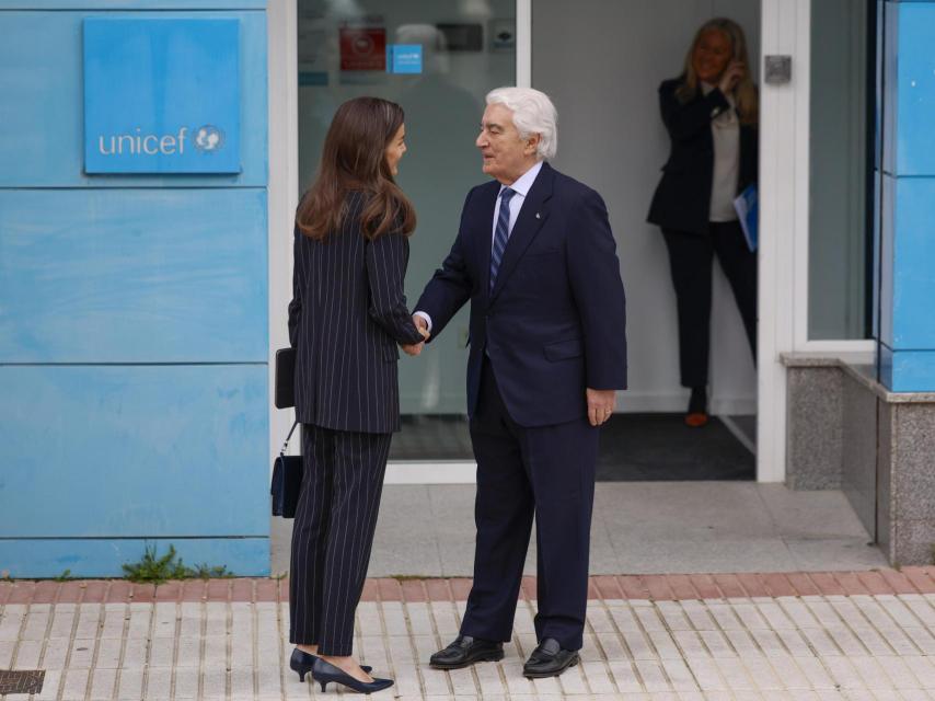 Letizia a su llegada saluda saluda al presidente del Patronato de UNICEF España, Gustavo Suárez Pertierra.