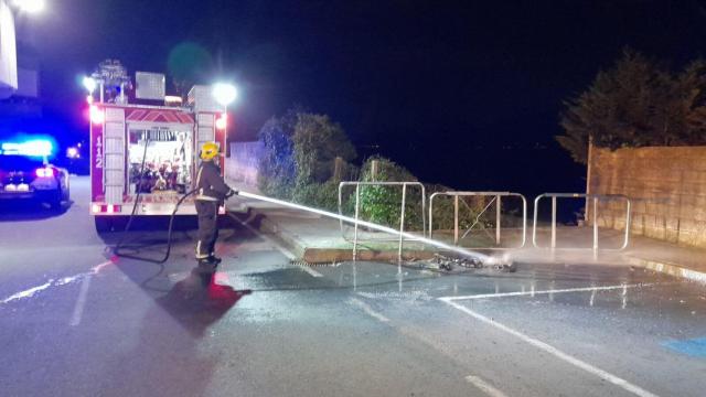Los bomberos extinguen el fuego declarado en A Pobra do Caramiñal.